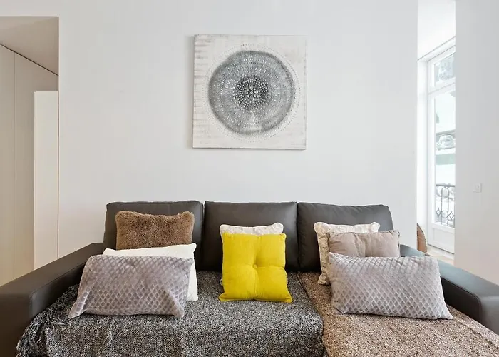 Spacious 1 Bedroom Near Baixa דירה *
