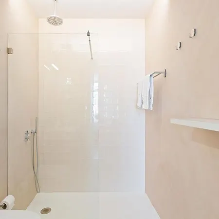 Spacious 1 Bedroom Near Baixa ליסבון